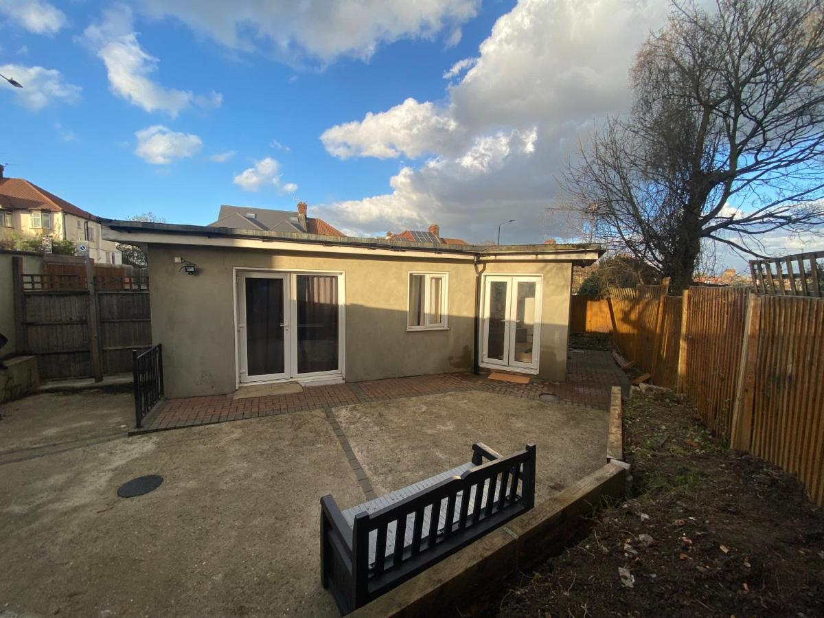 Private House With Free Park For Group Near Wembley Station Villa Londra Dış mekan fotoğraf